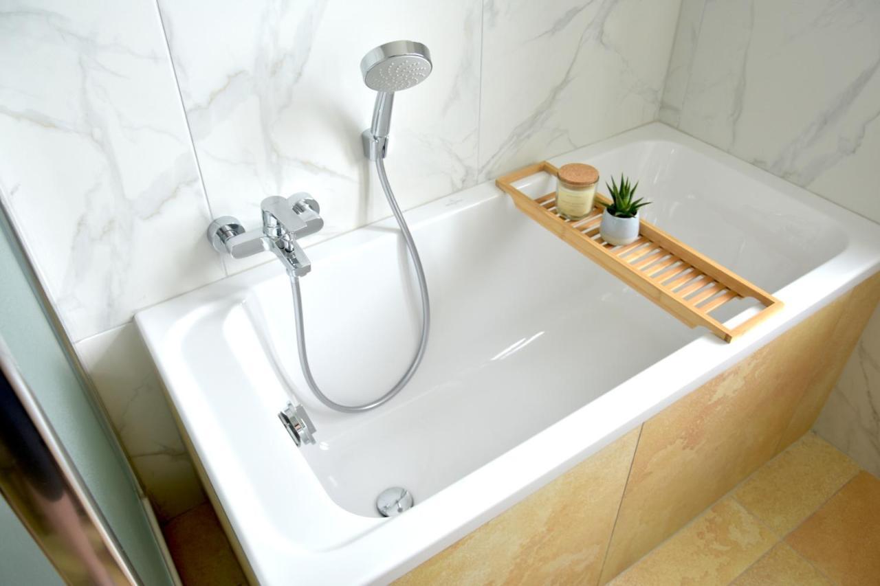Apartment White Midsommar - Stilvolle Wohnung, 3 Schlafzimmer, Wohnzimmer, Kueche Landshut